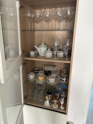 Vitrina blanca con puertas de cristal