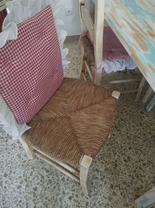 Mesa+4 sillas mimbre-madera