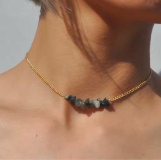 Collar piedras naturales dorado