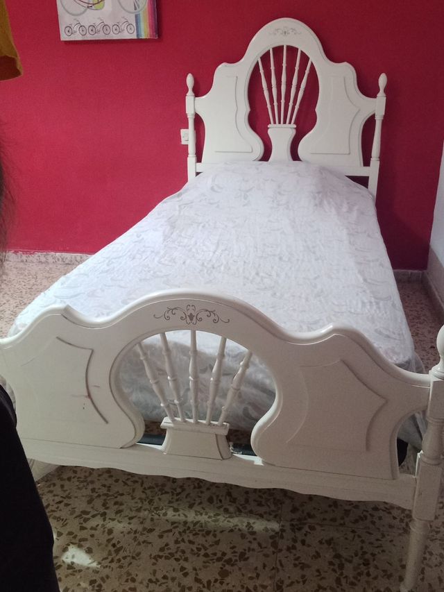 Cama blanca madera estilo clásico 