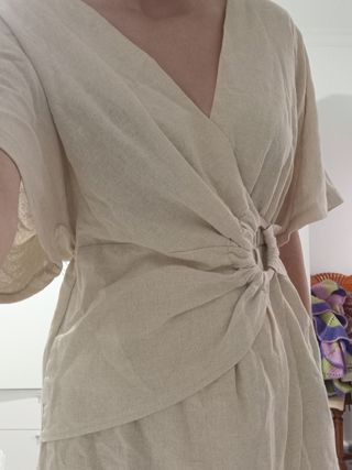 Vestido beige cruzada