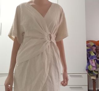 Vestido beige cruzada