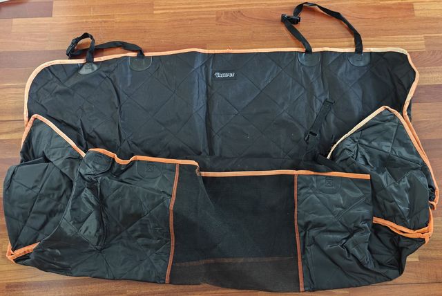 Protector de coche para perros marca Dadypet.