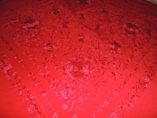 MANTÓN de seda bordado