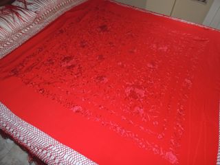 MANTÓN de seda bordado