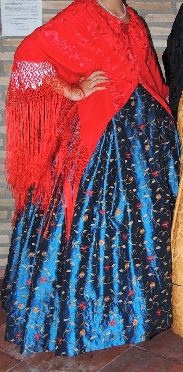 MANTÓN de seda bordado