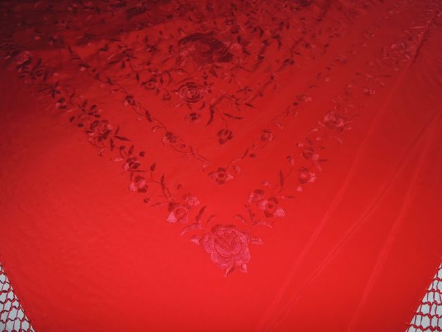 MANTÓN de seda bordado