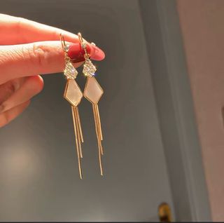 Aretes dorados con dije blanco