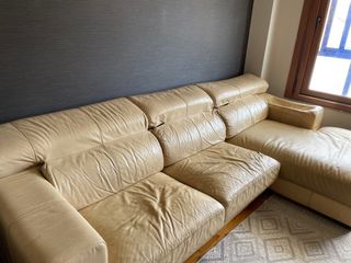 Sofá de piel beige