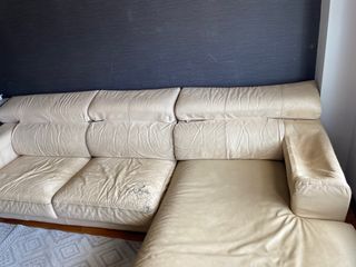 Sofá de piel beige