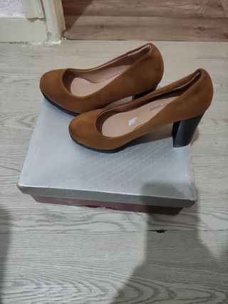 Zapatos tacón marrón nuevo 