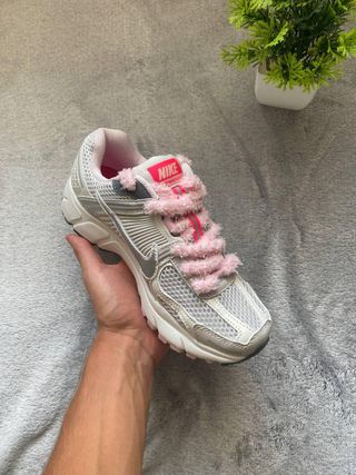 Zapatillas Nike Zoom Vomero 5 rosas y blancas
