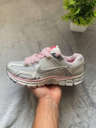 Zapatillas Nike Zoom Vomero 5 rosas y blancas