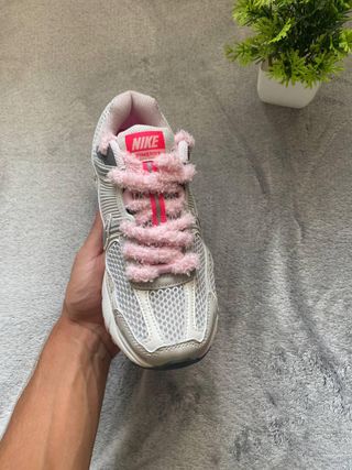 Zapatillas Nike Zoom Vomero 5 rosas y blancas