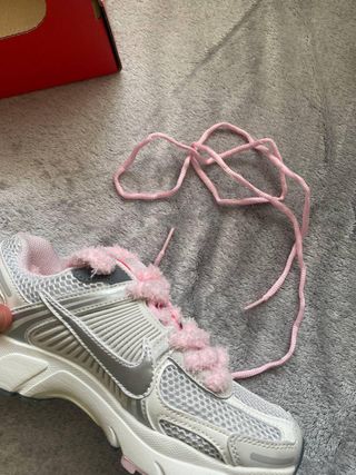 Zapatillas Nike Zoom Vomero 5 rosas y blancas