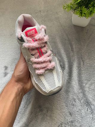 Zapatillas Nike Zoom Vomero 5 rosas y blancas