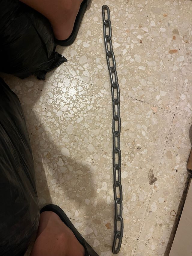 Cadena metálica plateada