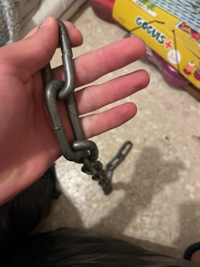 Cadena metálica plateada