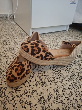 Zapatos cuña leopardo