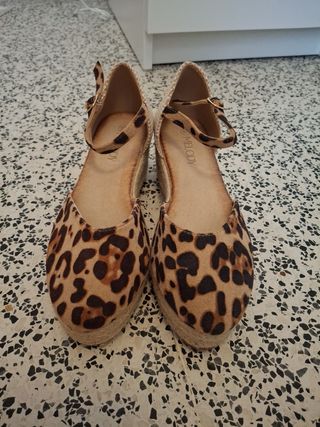 Zapatos cuña leopardo