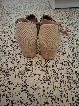 Zapatos cuña leopardo