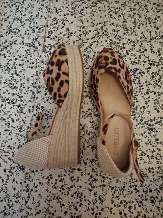 Zapatos cuña leopardo