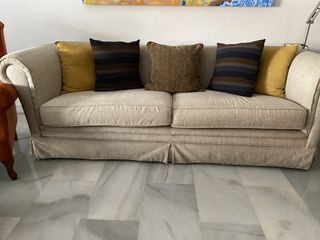 Sofá estilo Chesterfield beige