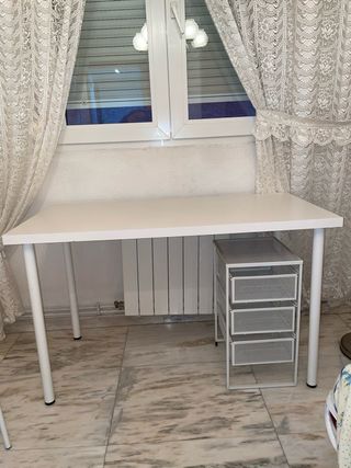 Escritorio y silla IKEA blancos