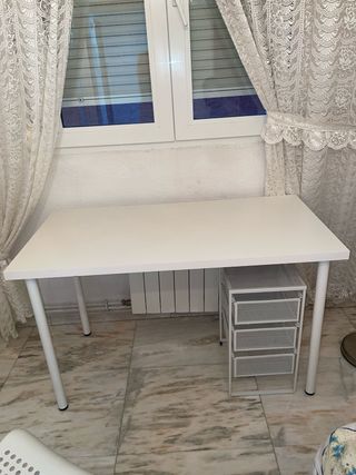 Escritorio y silla IKEA blancos