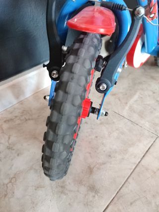 Bicicleta con ruedines Spiderman niño