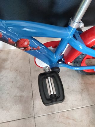 Bicicleta con ruedines Spiderman niño