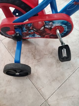 Bicicleta con ruedines Spiderman niño
