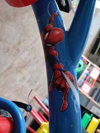 Bicicleta con ruedines Spiderman niño