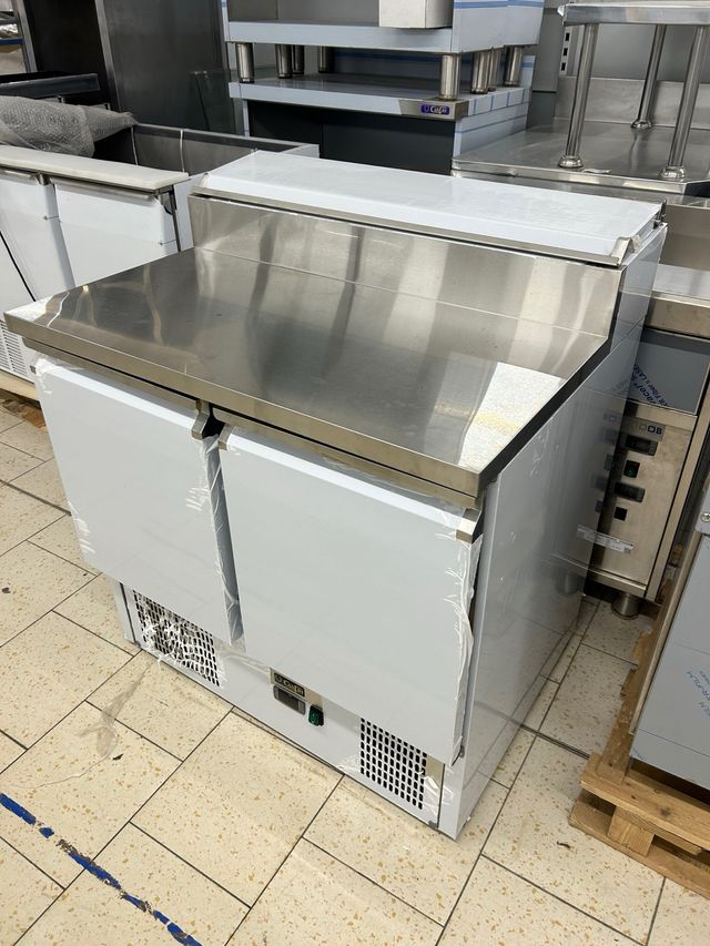 Bajo mostrador acero inoxidable con ingredientes.