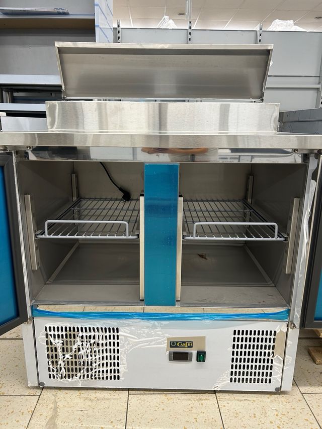 Bajo mostrador acero inoxidable con ingredientes.