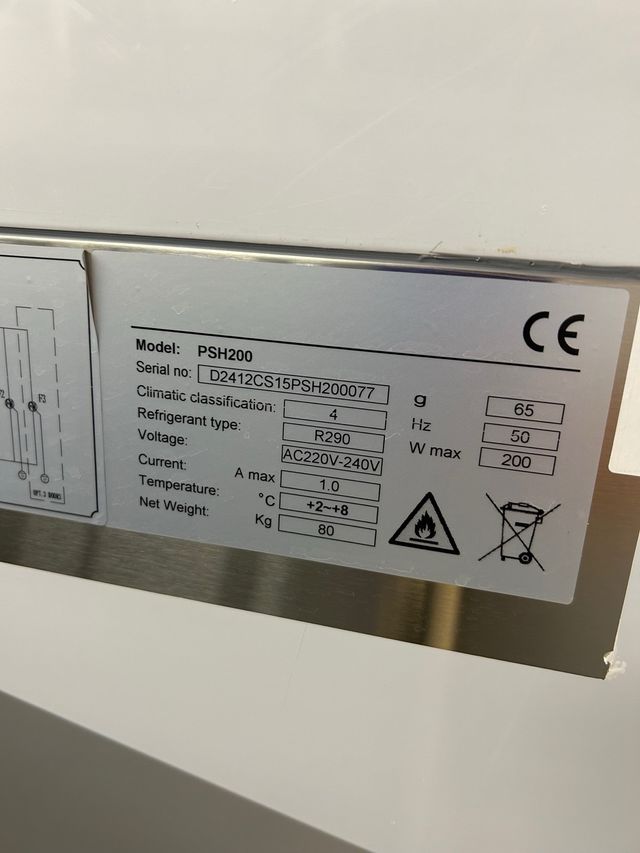 Bajo mostrador acero inoxidable con ingredientes.