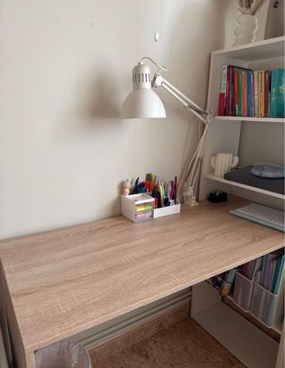Escritorio madera beige con estanteria