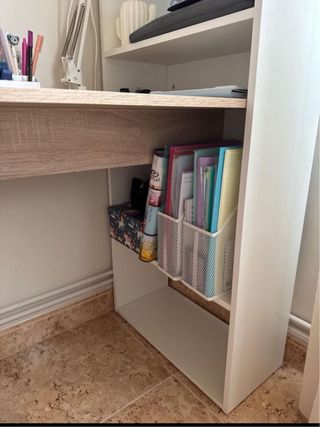 Escritorio madera beige con estanteria
