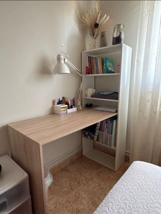 Escritorio madera beige con estanteria