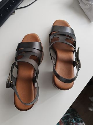 Sandalias tacón piel verde oscuras.