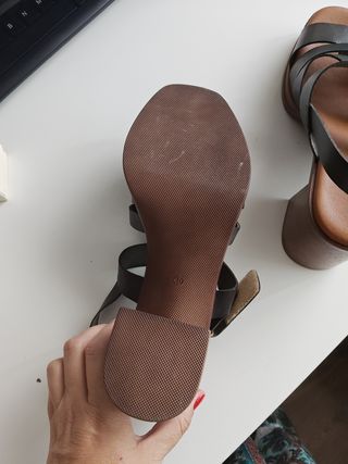 Sandalias tacón piel verde oscuras.
