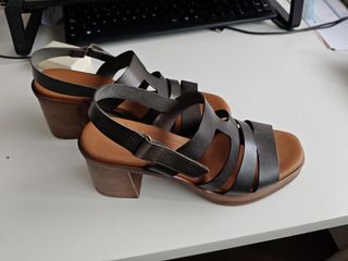 Sandalias tacón piel verde oscuras.
