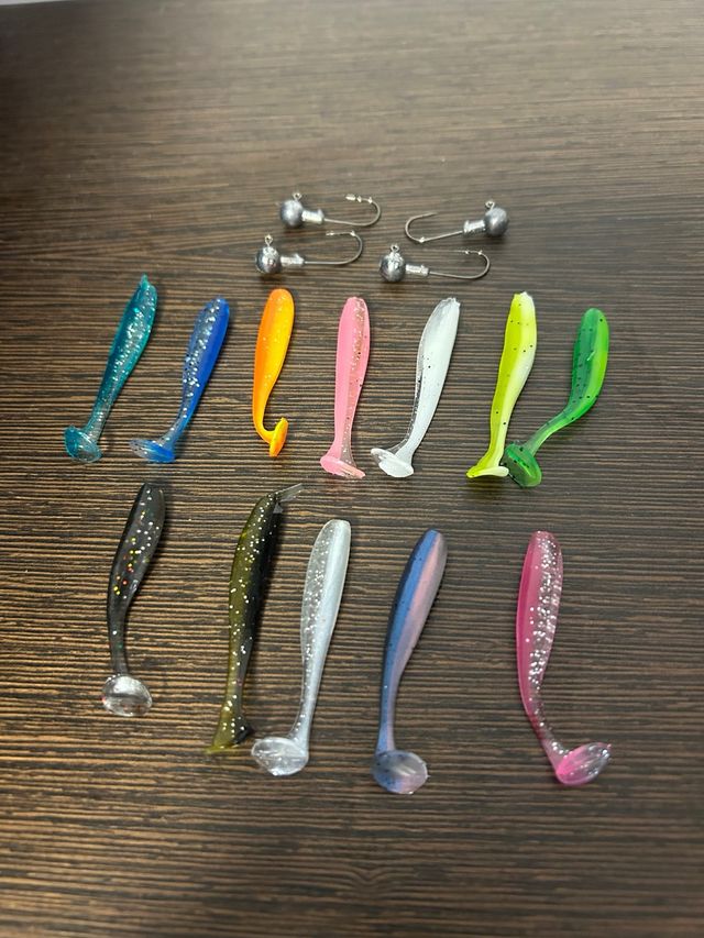 Cabezas plomadas y señuelos de silicona