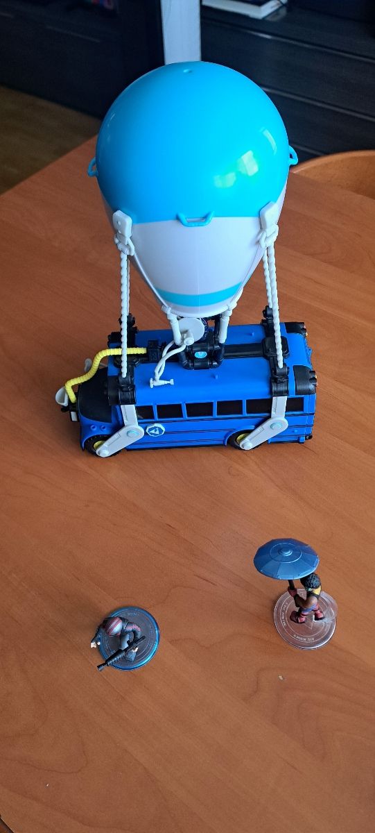 Bus de Batalla Fortnite + 2 figuras