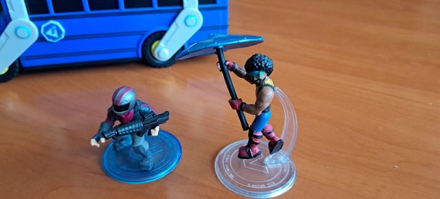 Bus de Batalla Fortnite + 2 figuras