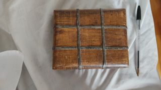 Caja madera antigua estilo baúl. 
