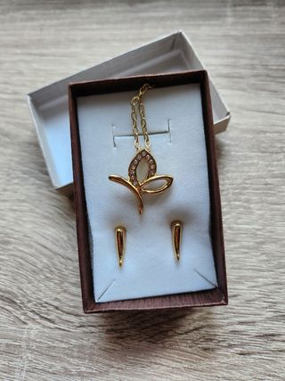 Joyas doradas: Pendientes y collar