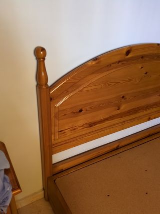 Cabecero y somier de madera maciza. 135x190 cm