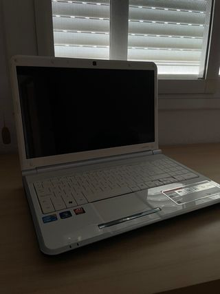 Portátil Packard Bell blanco plata