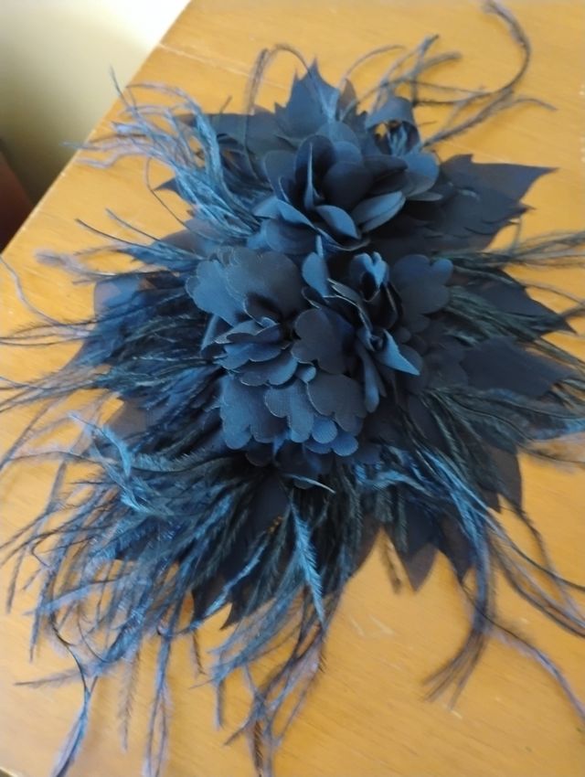 Spilla in piuma blu marino